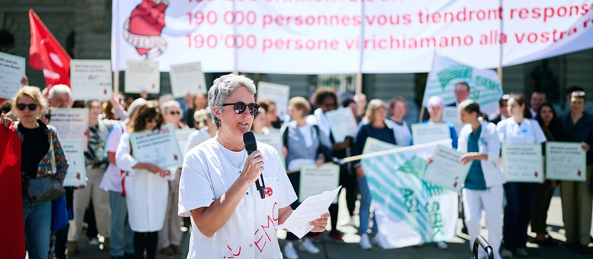 Aprile 2026: il personale sanitario consegna al Consiglio nazionale più di 190'000 firme a favore dell'attuazione dell'iniziativa sulle cure.