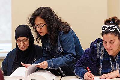 Insegnante con 2 studenti adulti