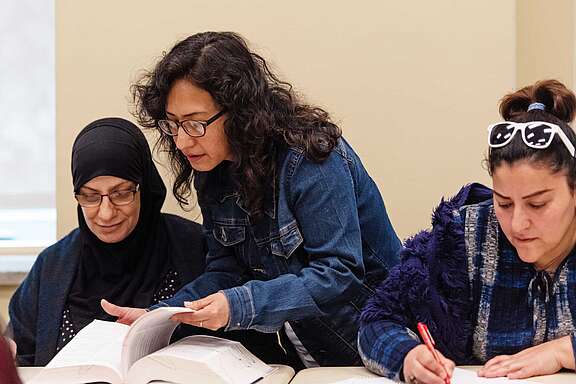 Insegnante con 2 studenti adulti