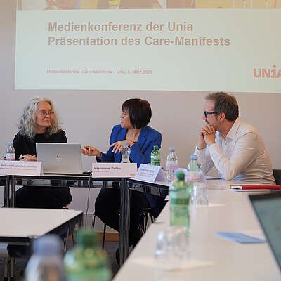 Les intervenant-e-s de la conférence de presse pour la publication du Manifeste du Care discutent entre eux autour d'une table