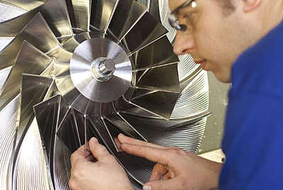 Ein hochspezialisierter Industriefacharbeiter an einer Präzisionsturbine