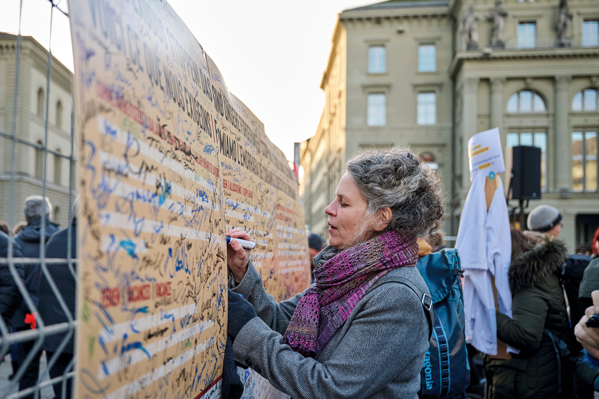 Des soignant-e-s à une manifestation