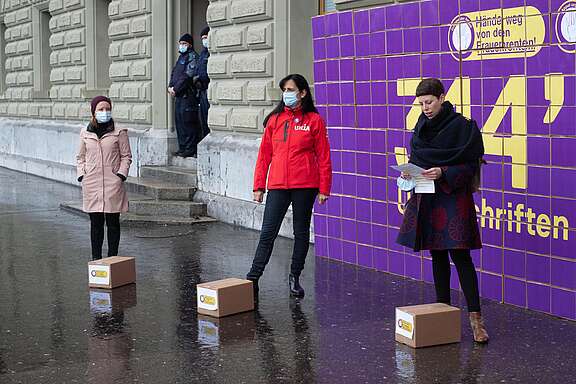 Gewerkschaftsvertreter*innen und linke Parteien überreichen bei der Bundeskanzlei ihren dringlichen Appell.