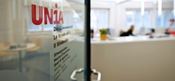 Entrée d'un bâtiment d'Unia avec une porte en verre