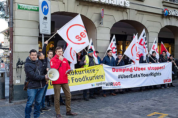 McDonald's-M mit Abwehrspitzen gegen Vögel