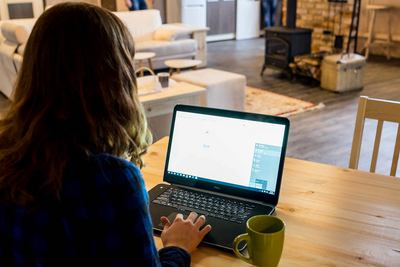 Donna a casa al computer