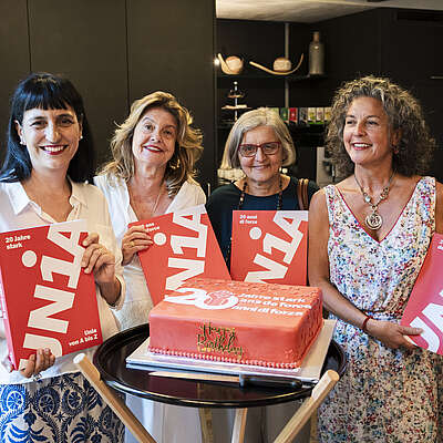 Unia festeggia il suo 20° anniversario con una torta di compleanno rossa.