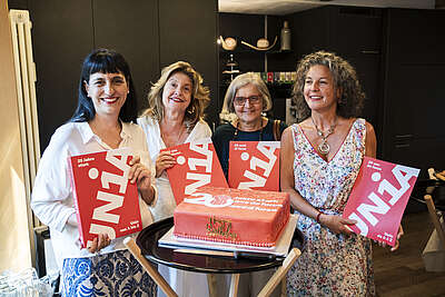 Unia fête son 20e anniversaire avec un gâteau d'anniversaire rouge.