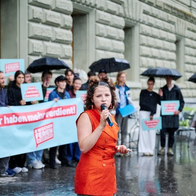 Un groupe de jeunes professionnels s'est réuni. Ils remettent des paquets avec des signatures à une représentante de la Chancellerie fédérale à l'attention du Conseil fédéral.