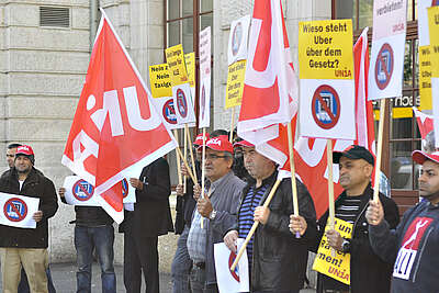 Taxifahrer demonstrieren für die Sozialleistungen von Uber-Angestellten