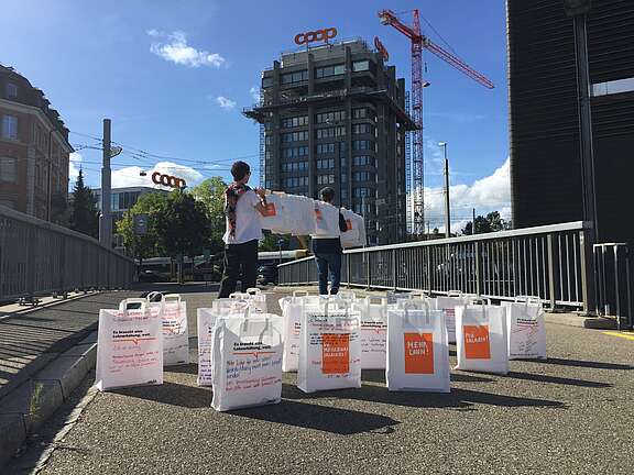 Sacs en papier pour réclamer des augmentations salariales chez Coop