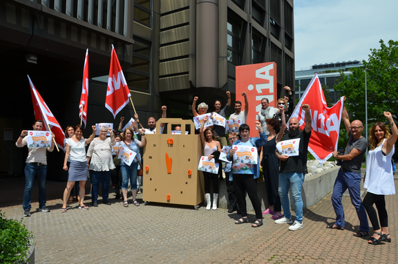 Bei der Unia organisierte Coop-Mitarbeitende fordern «Mehr Zeit zum Leben!»