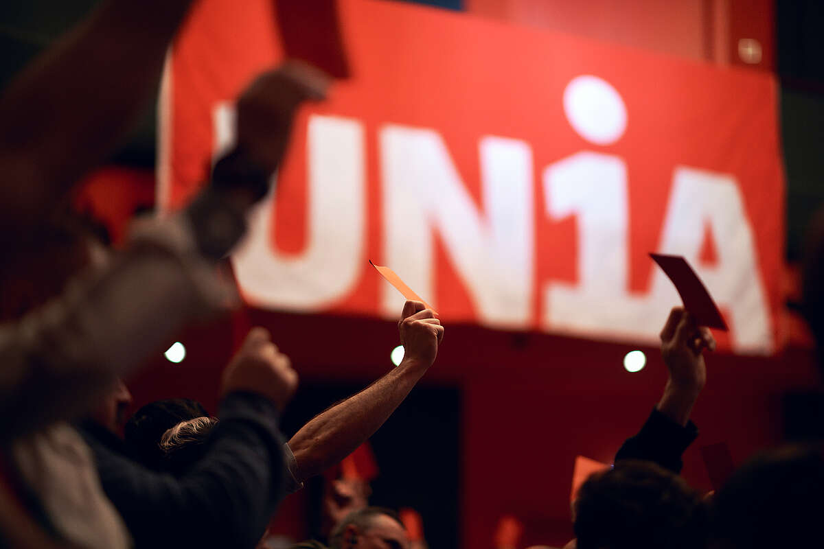 Bauarbeiter an einer Versammlung, der so genannten Landsgemeinde