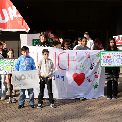 Gruppenfoto der Kinder und Jugendlichen vom Zukunftstag vor der Unia-Zentrale in Bern. 