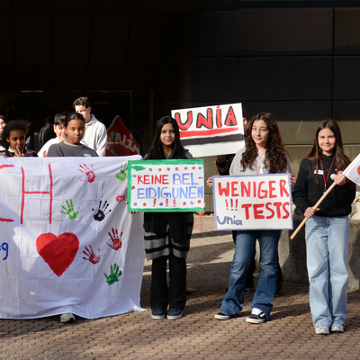 Photos de groupe avec les jeunes participant-e-s à Futur en tous genres à l’extérieur de la centrale à Berne. 
