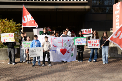 Gruppenfoto der Kinder und Jugendlichen vom Zukunftstag vor der Unia-Zentrale in Bern. 