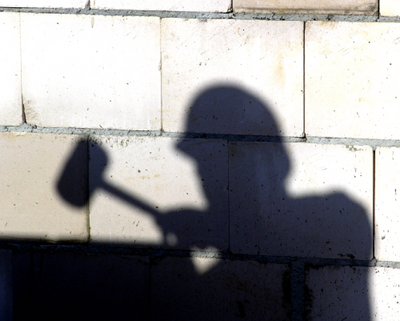 Ombra di un lavoratore edile su una parete