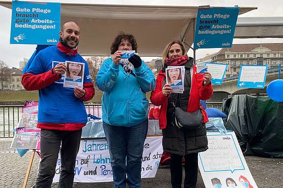 Pflegende und Gewerkschaftssekretär:innen verteilen ein Medikament mit dem Namen «IbuProPflege ® Akut» an Passant:innen