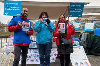 Pflegende und Gewerkschaftssekretär:innen verteilen ein Medikament mit dem Namen «IbuProPflege ® Akut» an Passant:innen