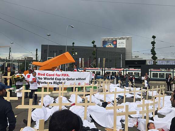 [Translate to Français:] Stopp der Sklaverei auf FIFA-Baustellen