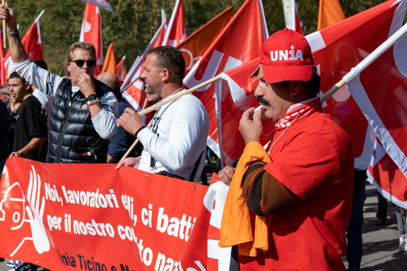 Lavoratori edili con striscione: 