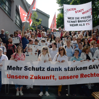 Coop-Angestellte stehen hinter einem Transparent mit der Aufschrift «Mehr Schutz dans starkem GAV: Unsere Zukunft, unsere Rechte»