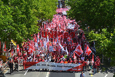 Blick on der Urania-Brücke auf den grossen Demo-Umzug