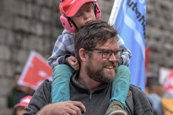 Un padre con suo figlio sulle spalle