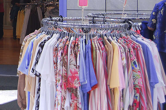 Appendiabiti rotondo con camicette da donna.