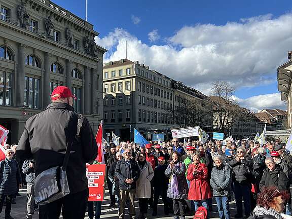 Rentner:innen demonstrieren auf dem Bundesplatz in Bern für AHV x13