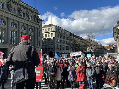 Des retraité-e-s manifestent sur la Place fédérale à Berne pour AVS x13