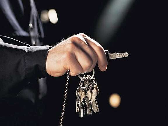 La main d’un agent de sécurité avec un jeu de clefs