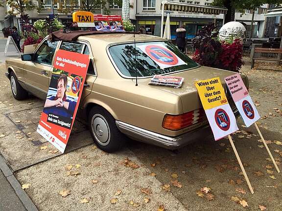 Taxi und Transpis bei einem Aktionstag gegen Dumping von Uber