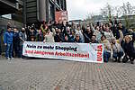 Teilnehmende der Branchenkonferenz Detailhandel halten ein Transparent, auf dem «Nein zu mehr Shopping und längeren Arbeitszeiten!» steht.