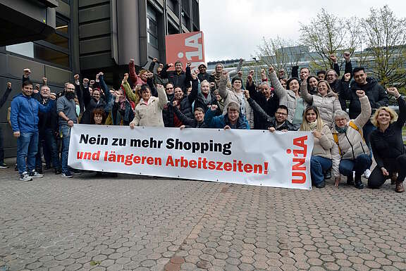 Teilnehmende der Branchenkonferenz Detailhandel halten ein Transparent, auf dem «Nein zu mehr Shopping und längeren Arbeitszeiten!» steht.