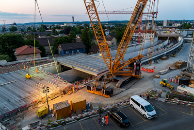 Bauarbeiter auf einer Baustelle, auf der es einnachtet