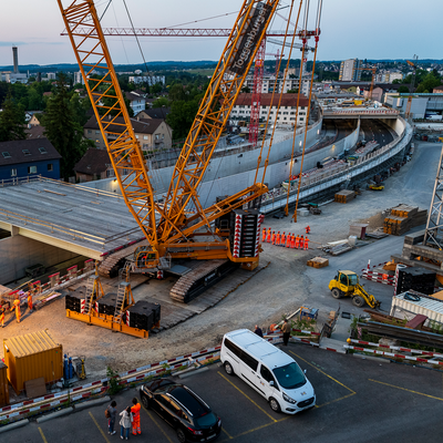 Bauarbeiter auf einer Baustelle, auf der es einnachtet