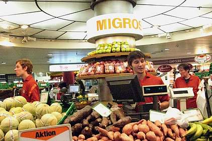 Un vendeur Migros au rayon fruits et légumes