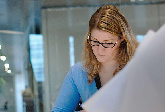 Deux femmes dans une salle de réunion lors d'une réunion