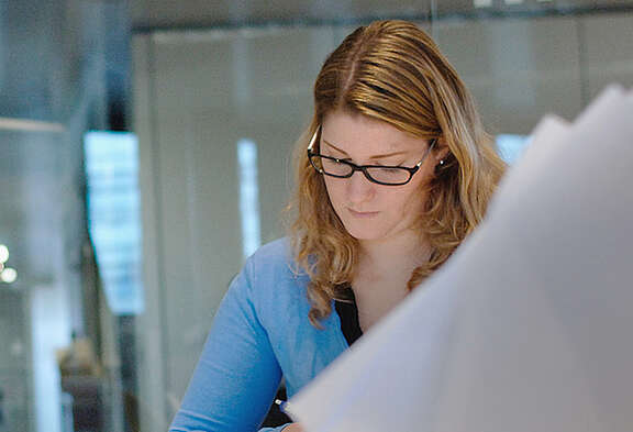 Due donne in una sala riunioni durante una riunione