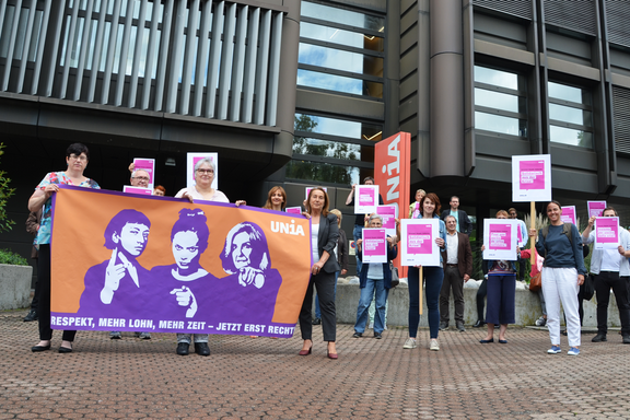 Délégués de la conférence de branche du commerce de détail Unia avec des banderoles.