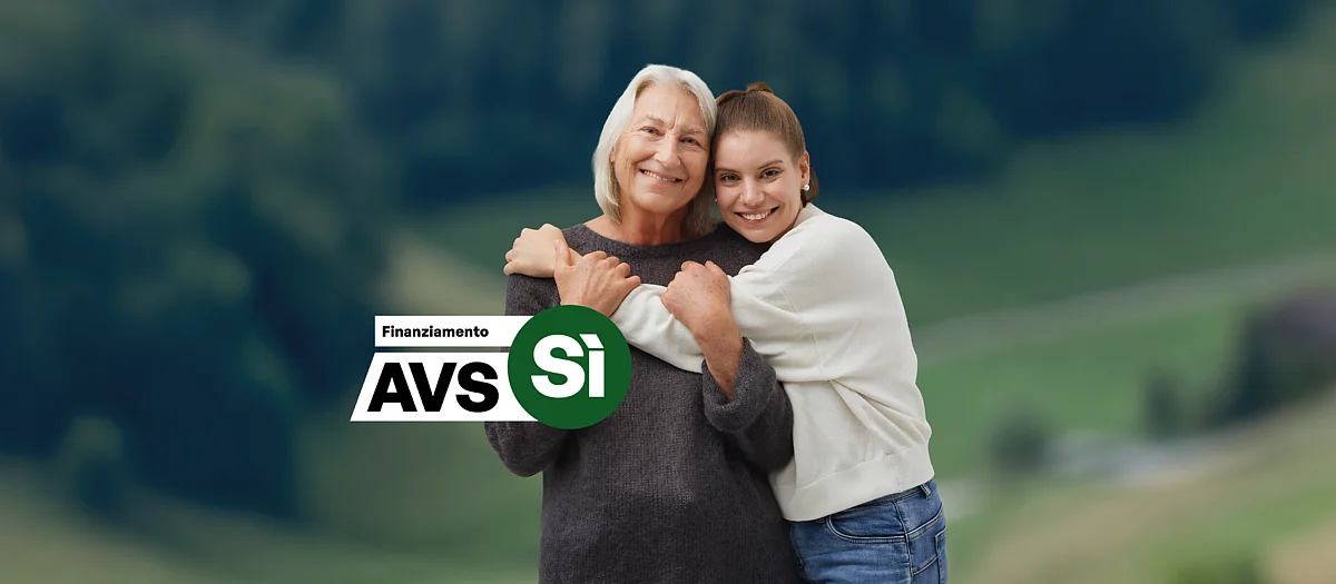 Una donna anziana dai capelli bianchi e una giovane donna si abbracciano sorridendo davanti a un paesaggio di colline verdi. Accanto, il testo «Rendite sicure.» e il logo «Finanziamento AVS SÌ».