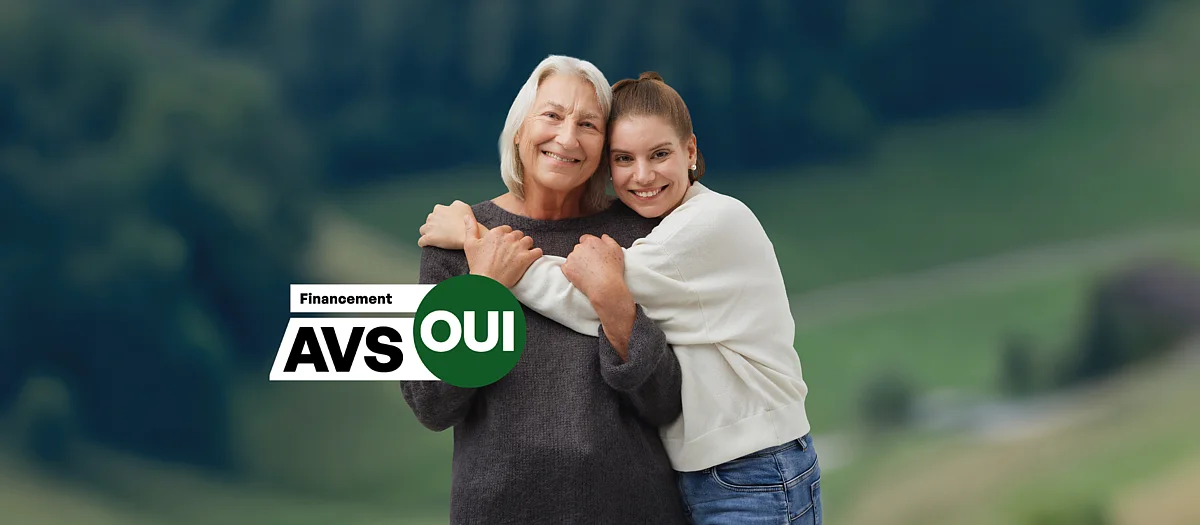 Une femme âgée aux cheveux blancs et une jeune femme s’enlacent en souriant devant un paysage de collines verdoyantes. À côté, le texte «Des rentes sûres.» et le logo «Financement AVS OUI».
