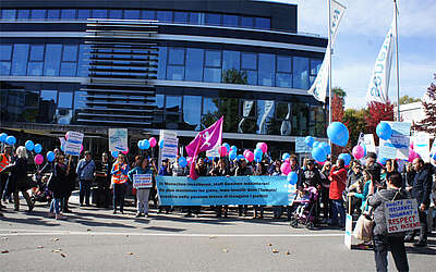 Manifestanti davanti alla sede di Senevita a Muri, presso Berna, 7 ottobre 2017