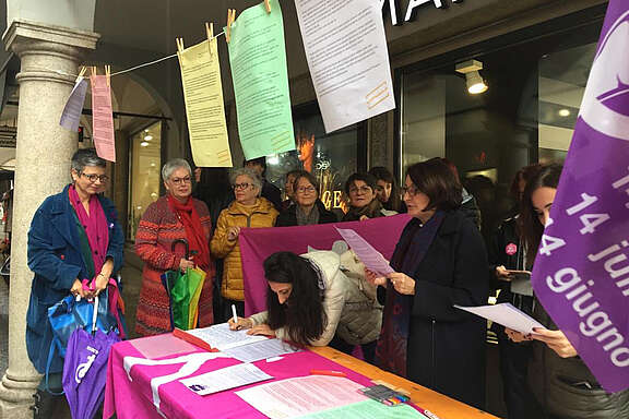 Roberta Bonato Knuchel, segretaria sindale di Unia, presenta le rivendicazioni   