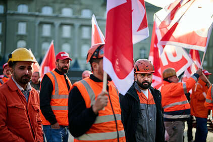 Arbeiter:innen von Stahl Gerlafingen an der Kundgebung in Bern