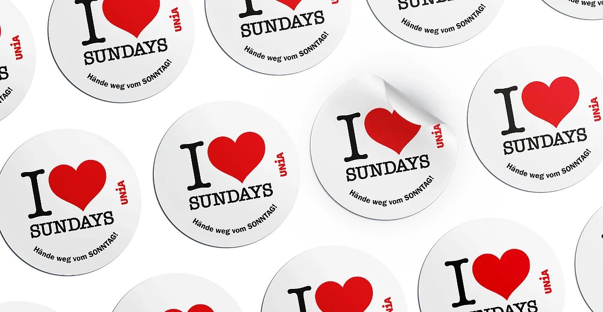 Kleber mit der Aufschrift: "I ❤️ Sundays. Hände weg vom SONNTAG!"