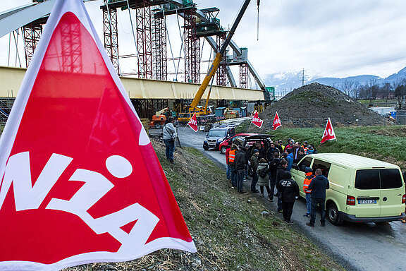 Kontrolle auf einer Baustelle am frühen Morgen