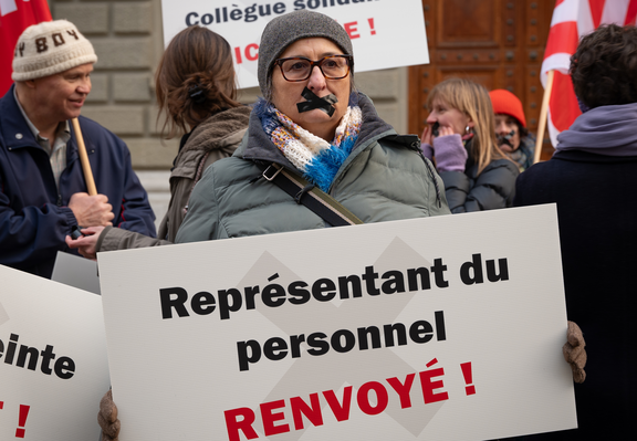 Militante syndicale lors d'une manifestation avec un panneau: 