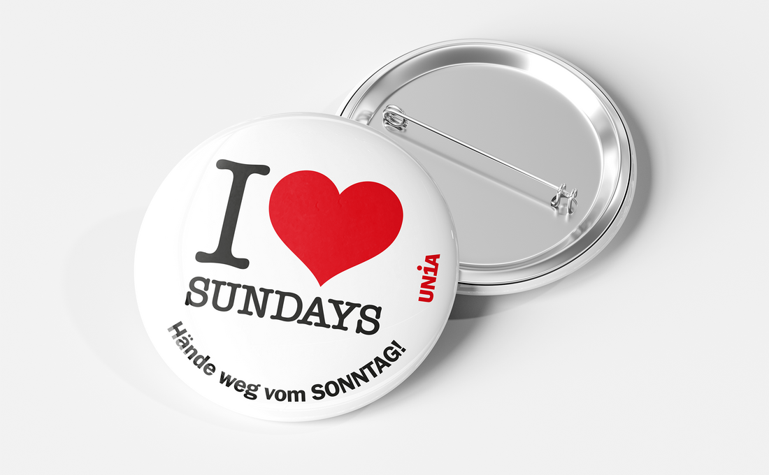 Button mit der Aufschrift: "I ❤️ Sundays. Hände weg vom SONNTAG!"